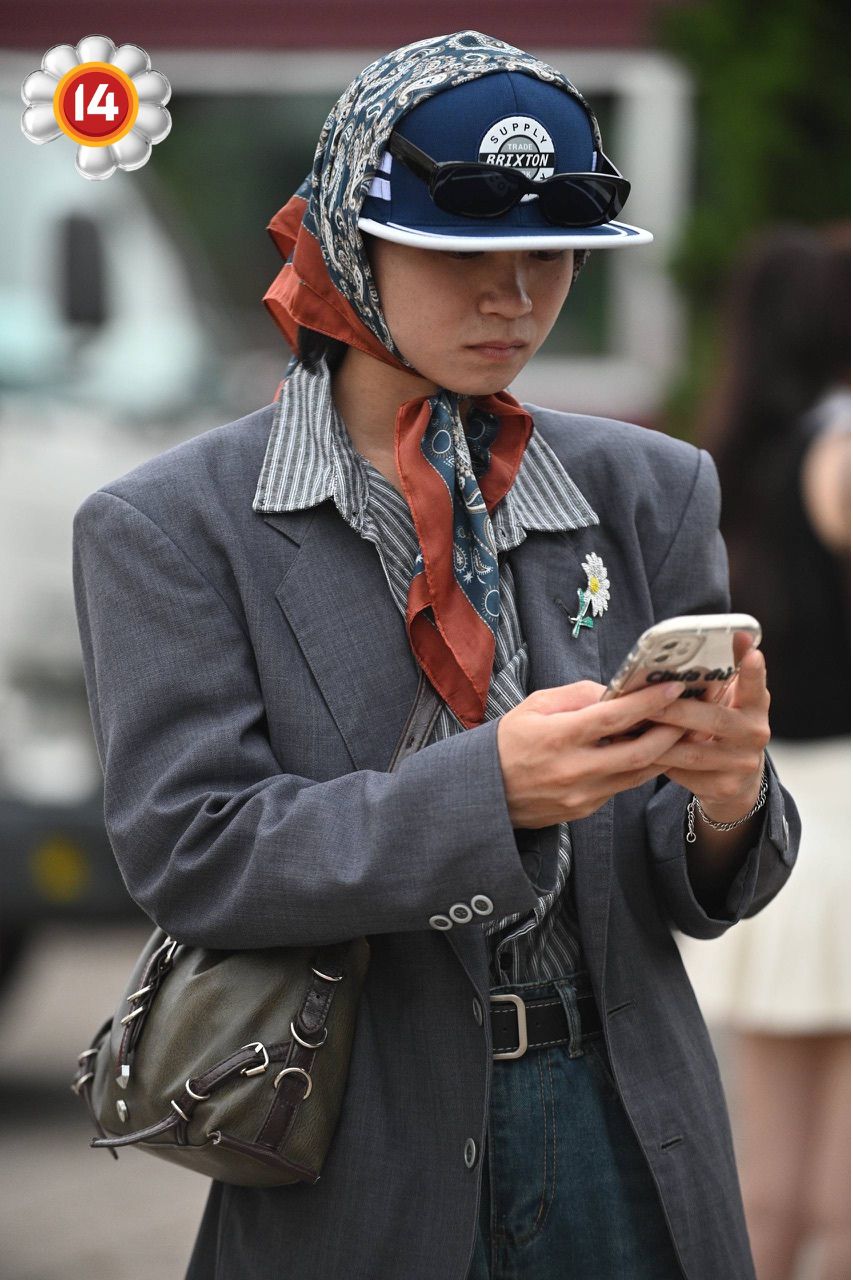 Fan "anh Long" không chất thì ai chất? SVĐ Mỹ Đình thành fashion week thật rồi!- Ảnh 17. Fan "anh Long" không chất thì ai chất? SVĐ Mỹ Đình thành fashion week thật rồi!- Ảnh 17.