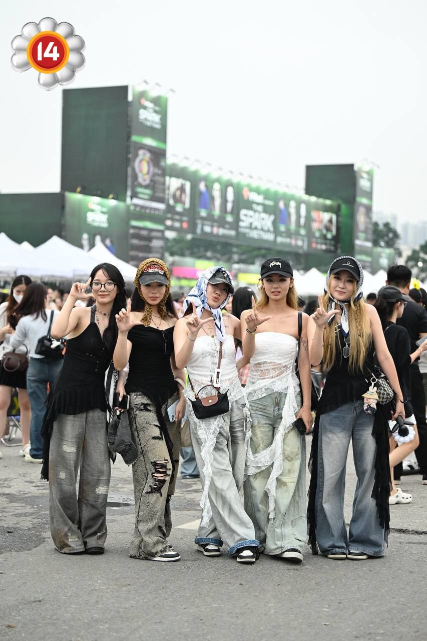 Fan "anh Long" không chất thì ai chất? SVĐ Mỹ Đình thành fashion week thật rồi!- Ảnh 18. Fan "anh Long" không chất thì ai chất? SVĐ Mỹ Đình thành fashion week thật rồi!- Ảnh 18.
