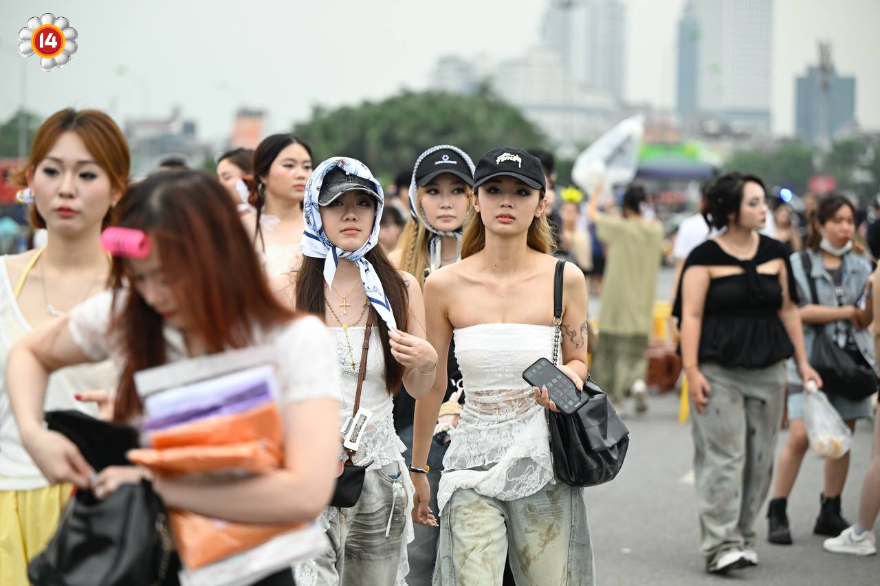 Fan "anh Long" không chất thì ai chất? SVĐ Mỹ Đình thành fashion week thật rồi!- Ảnh 19. Fan "anh Long" không chất thì ai chất? SVĐ Mỹ Đình thành fashion week thật rồi!- Ảnh 19.