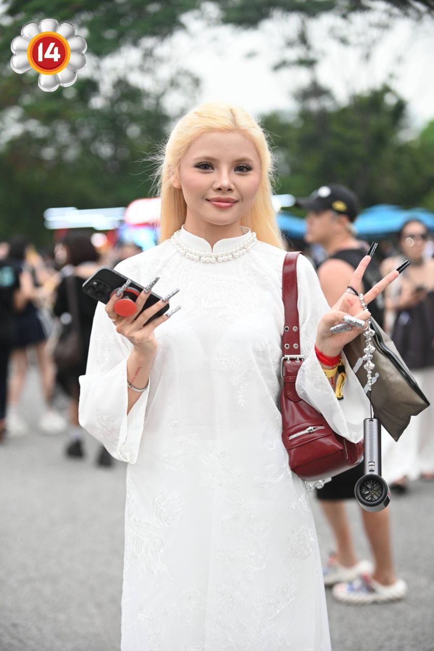 Fan "anh Long" không chất thì ai chất? SVĐ Mỹ Đình thành fashion week thật rồi!- Ảnh 20. Fan "anh Long" không chất thì ai chất? SVĐ Mỹ Đình thành fashion week thật rồi!- Ảnh 20.