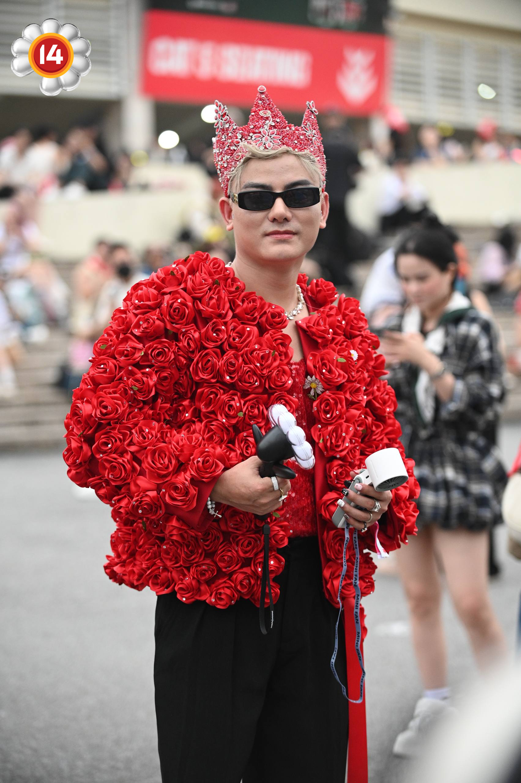 Fan "anh Long" không chất thì ai chất? SVĐ Mỹ Đình thành fashion week thật rồi!- Ảnh 3. Fan "anh Long" không chất thì ai chất? SVĐ Mỹ Đình thành fashion week thật rồi!- Ảnh 3.