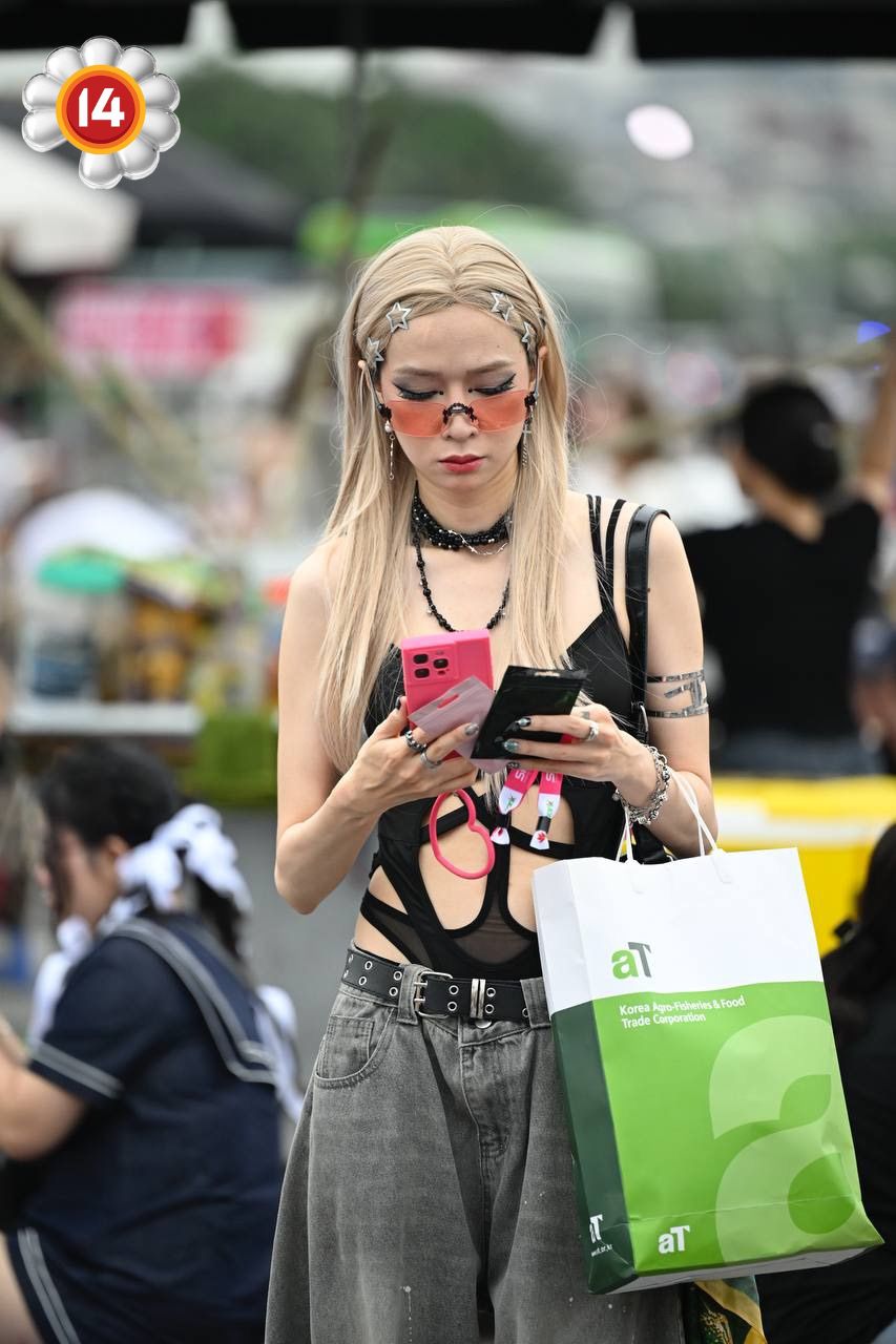 Fan "anh Long" không chất thì ai chất? SVĐ Mỹ Đình thành fashion week thật rồi!- Ảnh 22. Fan "anh Long" không chất thì ai chất? SVĐ Mỹ Đình thành fashion week thật rồi!- Ảnh 22.