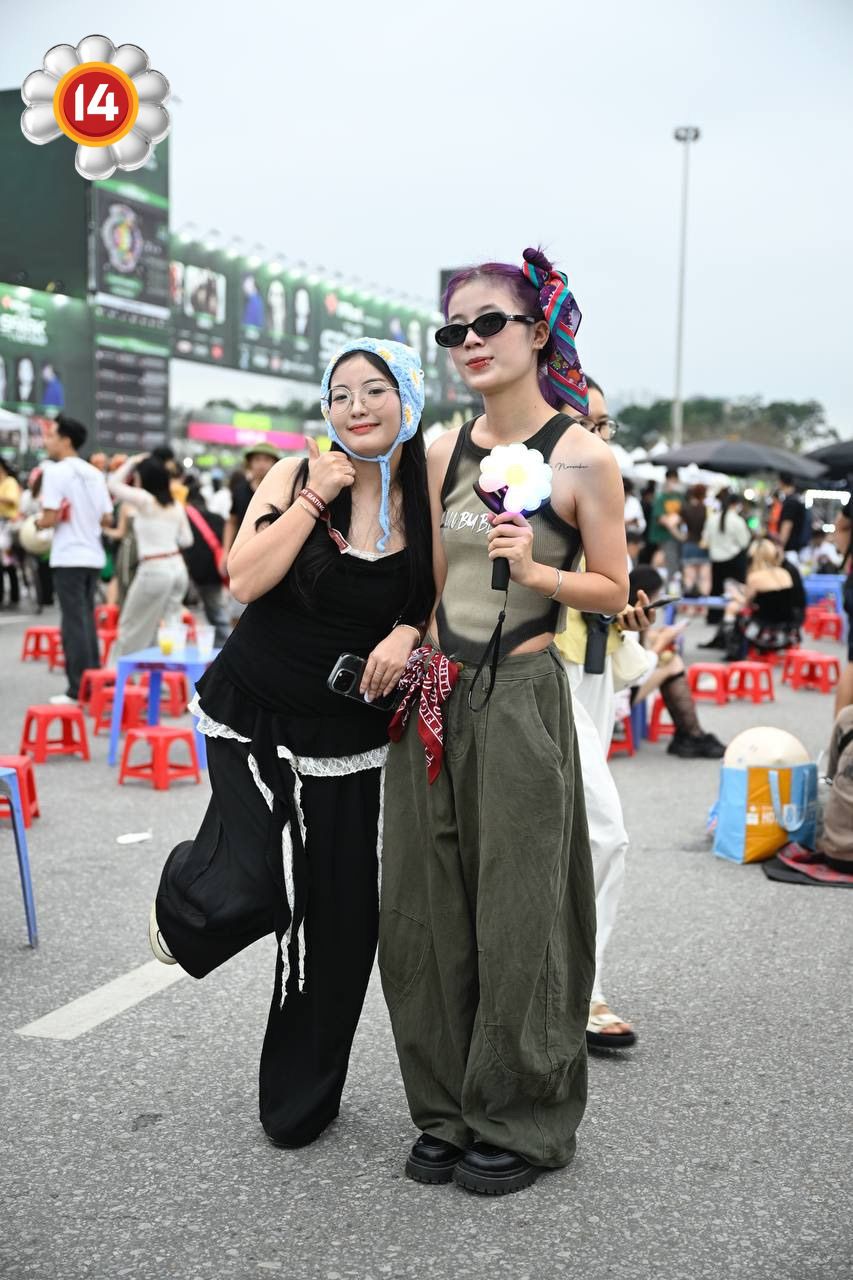 Fan "anh Long" không chất thì ai chất? SVĐ Mỹ Đình thành fashion week thật rồi!- Ảnh 23. Fan "anh Long" không chất thì ai chất? SVĐ Mỹ Đình thành fashion week thật rồi!- Ảnh 23.