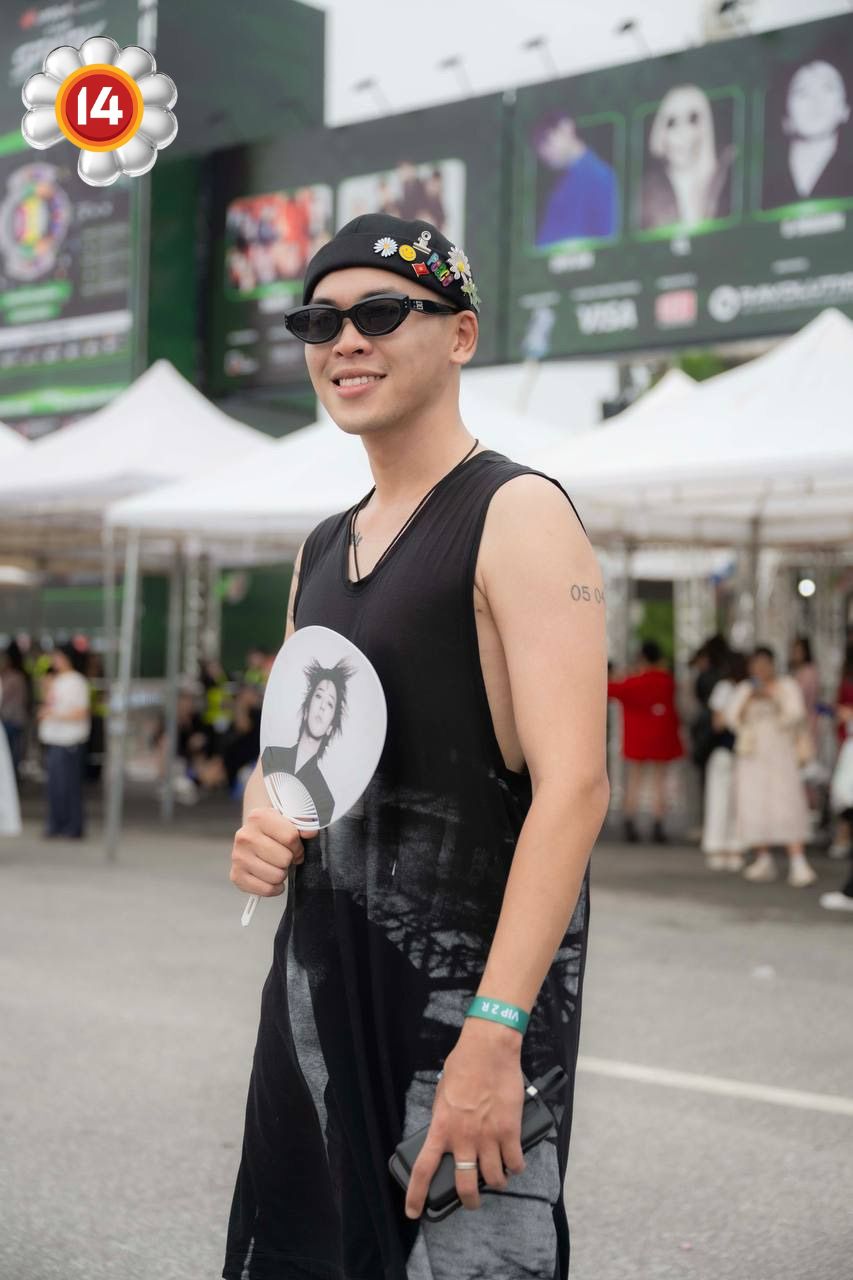Fan "anh Long" không chất thì ai chất? SVĐ Mỹ Đình thành fashion week thật rồi!- Ảnh 24. Fan "anh Long" không chất thì ai chất? SVĐ Mỹ Đình thành fashion week thật rồi!- Ảnh 24.
