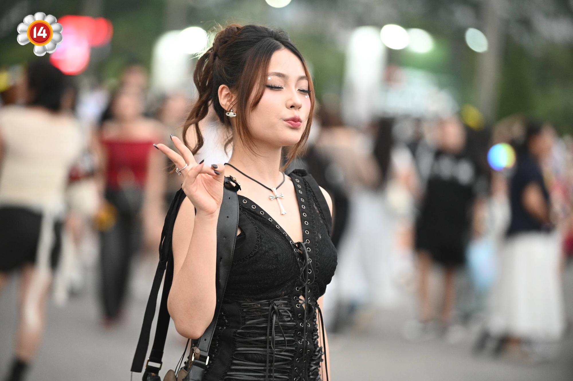Fan "anh Long" không chất thì ai chất? SVĐ Mỹ Đình thành fashion week thật rồi!- Ảnh 25. Fan "anh Long" không chất thì ai chất? SVĐ Mỹ Đình thành fashion week thật rồi!- Ảnh 25.