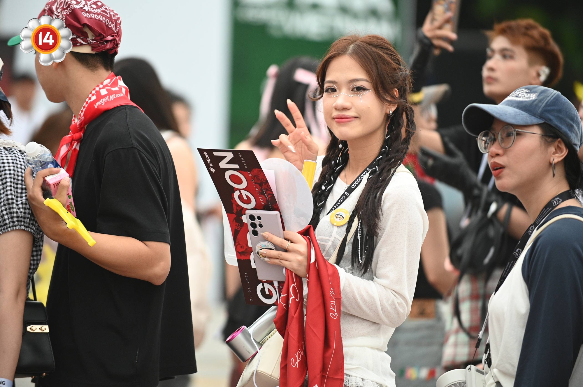 Fan "anh Long" không chất thì ai chất? SVĐ Mỹ Đình thành fashion week thật rồi!- Ảnh 7. Fan "anh Long" không chất thì ai chất? SVĐ Mỹ Đình thành fashion week thật rồi!- Ảnh 7.