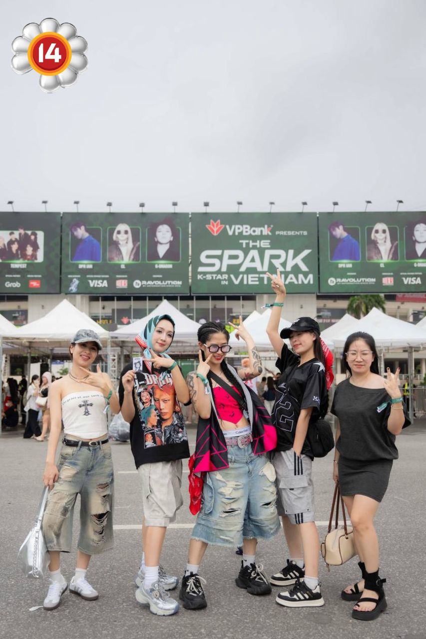 Fan "anh Long" không chất thì ai chất? SVĐ Mỹ Đình thành fashion week thật rồi!- Ảnh 8. Fan "anh Long" không chất thì ai chất? SVĐ Mỹ Đình thành fashion week thật rồi!- Ảnh 8.