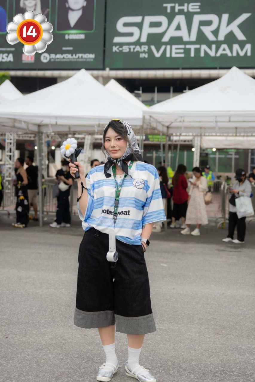 Fan "anh Long" không chất thì ai chất? SVĐ Mỹ Đình thành fashion week thật rồi!- Ảnh 9. Fan "anh Long" không chất thì ai chất? SVĐ Mỹ Đình thành fashion week thật rồi!- Ảnh 9.
