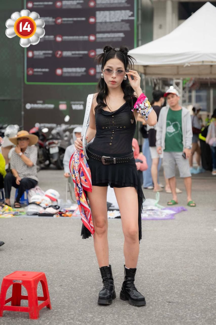Fan "anh Long" không chất thì ai chất? SVĐ Mỹ Đình thành fashion week thật rồi!- Ảnh 10. Fan "anh Long" không chất thì ai chất? SVĐ Mỹ Đình thành fashion week thật rồi!- Ảnh 10.