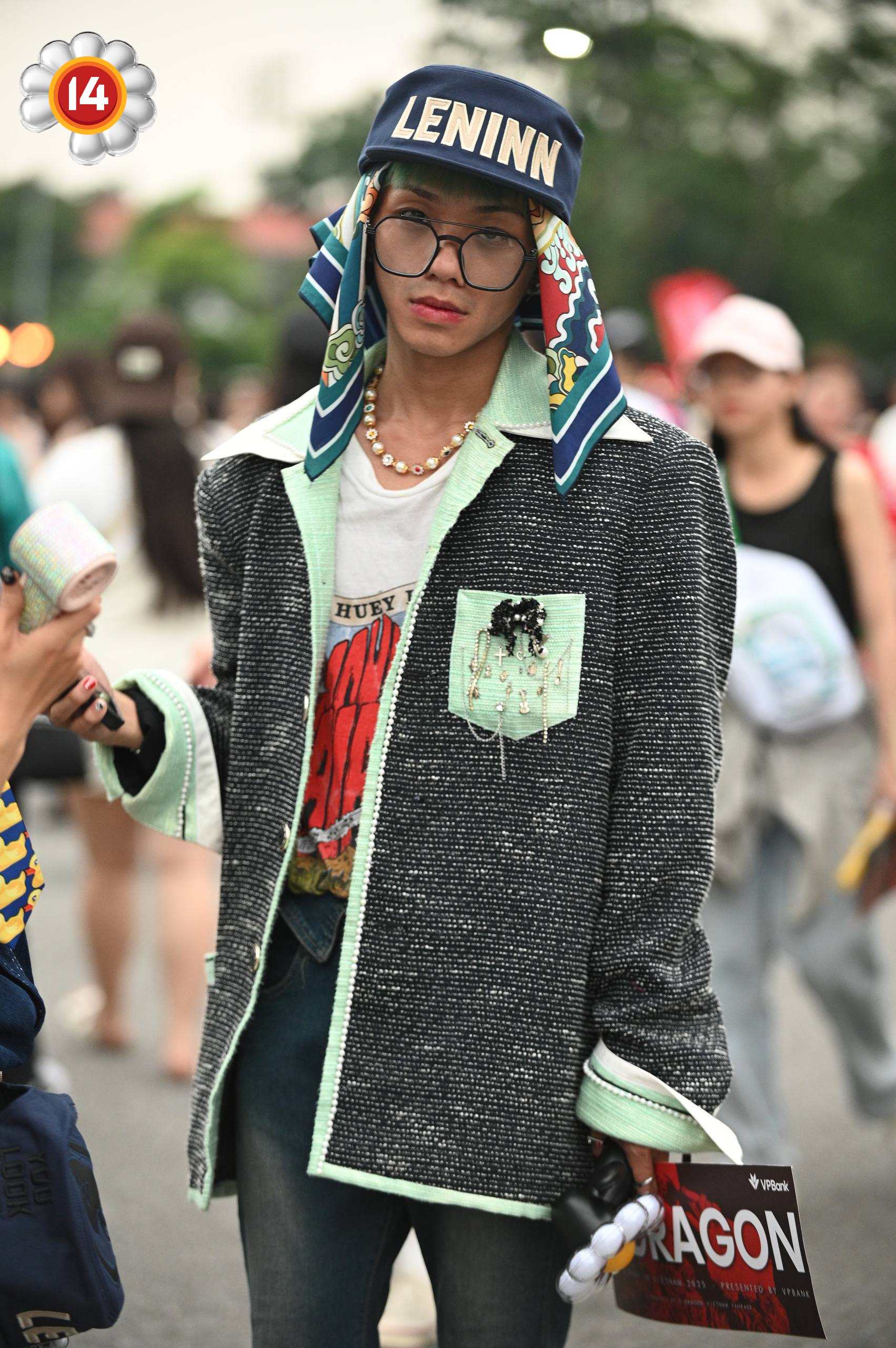 Fan "anh Long" không chất thì ai chất? SVĐ Mỹ Đình thành fashion week thật rồi!- Ảnh 1. Fan "anh Long" không chất thì ai chất? SVĐ Mỹ Đình thành fashion week thật rồi!- Ảnh 1.