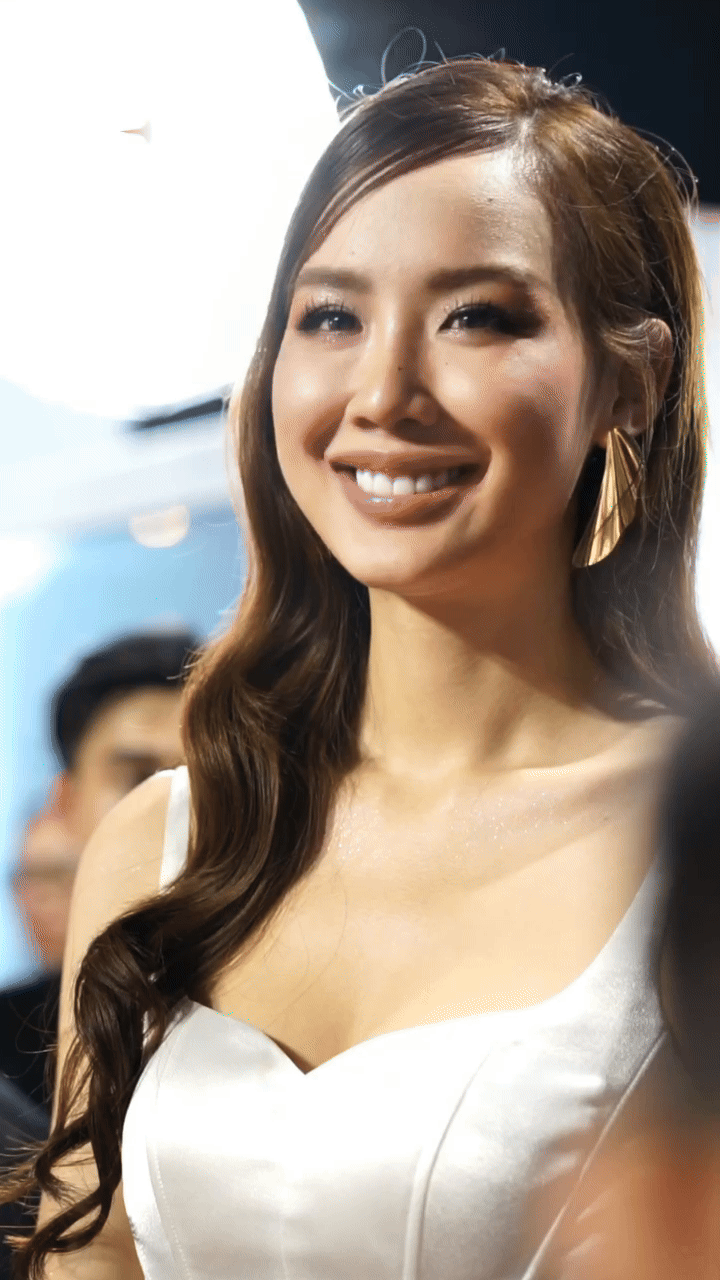HOT: Camera siêu zoom “bóc” nhan sắc dàn mỹ nhân ở fashion week, Tiểu Vy - Nhã Phương phải dè chừng mỹ nhân U60- Ảnh 6. HOT: Camera siêu zoom “bóc” nhan sắc dàn mỹ nhân ở fashion week, Tiểu Vy - Nhã Phương phải dè chừng mỹ nhân U60- Ảnh 6.