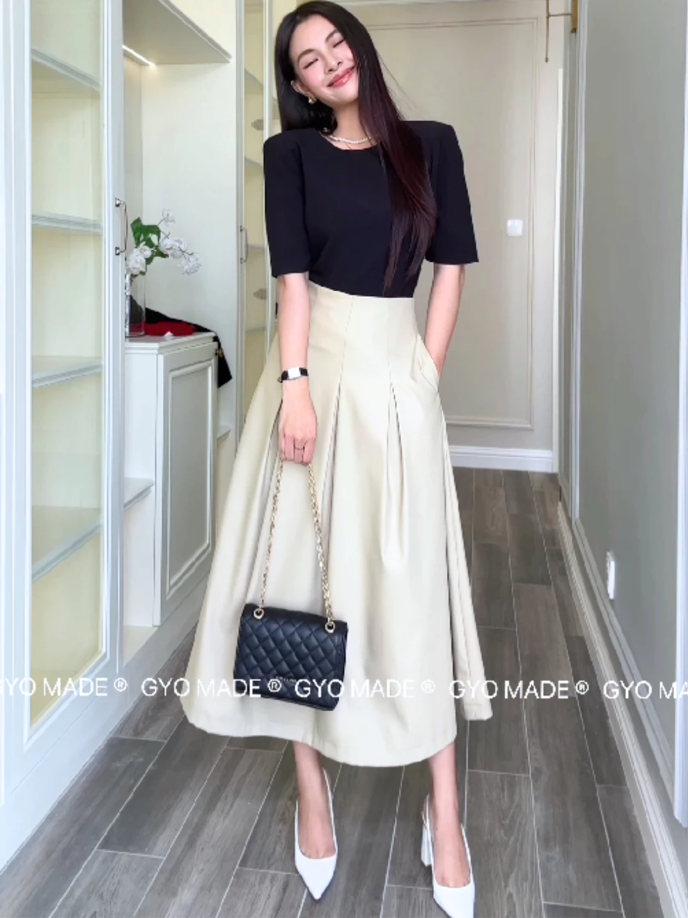 Hương Liên chuẩn "dâu hào môn": Diện set đồ hơn 1 tỷ, thắt lưng 20 triệu, tới dây buộc tóc cũng là hàng hiệu- Ảnh 9. Hương Liên chuẩn "dâu hào môn": Diện set đồ hơn 1 tỷ, thắt lưng 20 triệu, tới dây buộc tóc cũng là hàng hiệu- Ảnh 9.