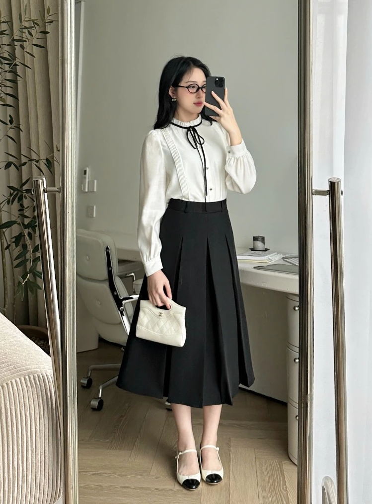 Hương Liên chuẩn "dâu hào môn": Diện set đồ hơn 1 tỷ, thắt lưng 20 triệu, tới dây buộc tóc cũng là hàng hiệu- Ảnh 7. Hương Liên chuẩn "dâu hào môn": Diện set đồ hơn 1 tỷ, thắt lưng 20 triệu, tới dây buộc tóc cũng là hàng hiệu- Ảnh 7.