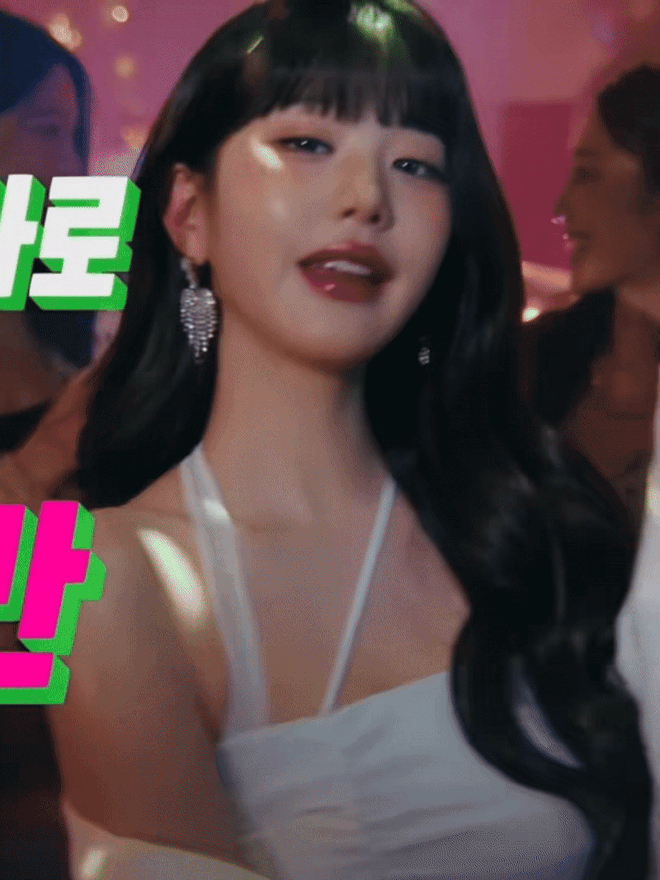 Jang Wonyoung gây bão với quảng cáo mới: Diễn xuất đơ hay do môi mới dặm filler?- Ảnh 1. Jang Wonyoung gây bão với quảng cáo mới: Diễn xuất đơ hay do môi mới dặm filler?- Ảnh 1.