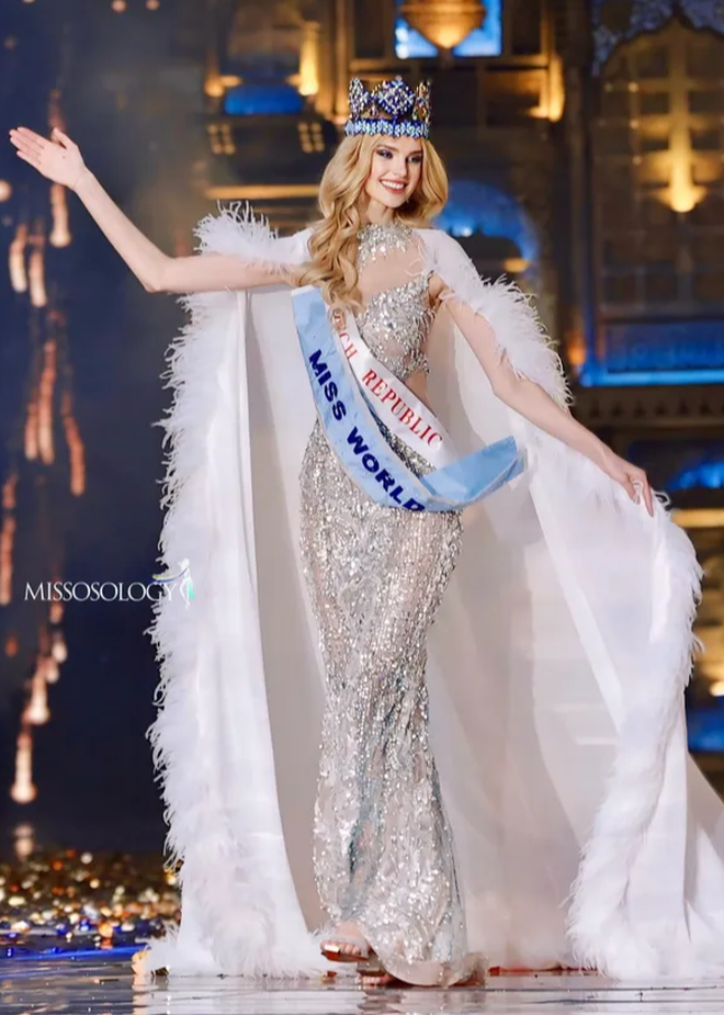 Tân Hoa hậu thế giới 2025 chơi hệ tâm linh, "xào lại" bí kíp đăng quang của 2 Miss World tiền nhiệm- Ảnh 3. Tân Hoa hậu thế giới 2025 chơi hệ tâm linh, "xào lại" bí kíp đăng quang của 2 Miss World tiền nhiệm- Ảnh 3.