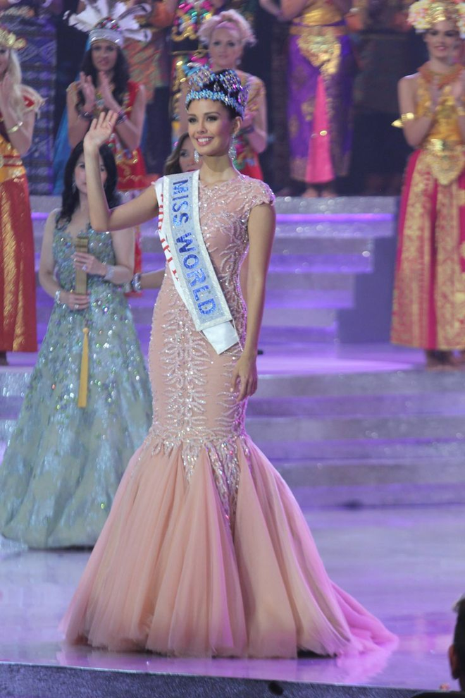 Tân Hoa hậu thế giới 2025 chơi hệ tâm linh, "xào lại" bí kíp đăng quang của 2 Miss World tiền nhiệm- Ảnh 6. Tân Hoa hậu thế giới 2025 chơi hệ tâm linh, "xào lại" bí kíp đăng quang của 2 Miss World tiền nhiệm- Ảnh 6.