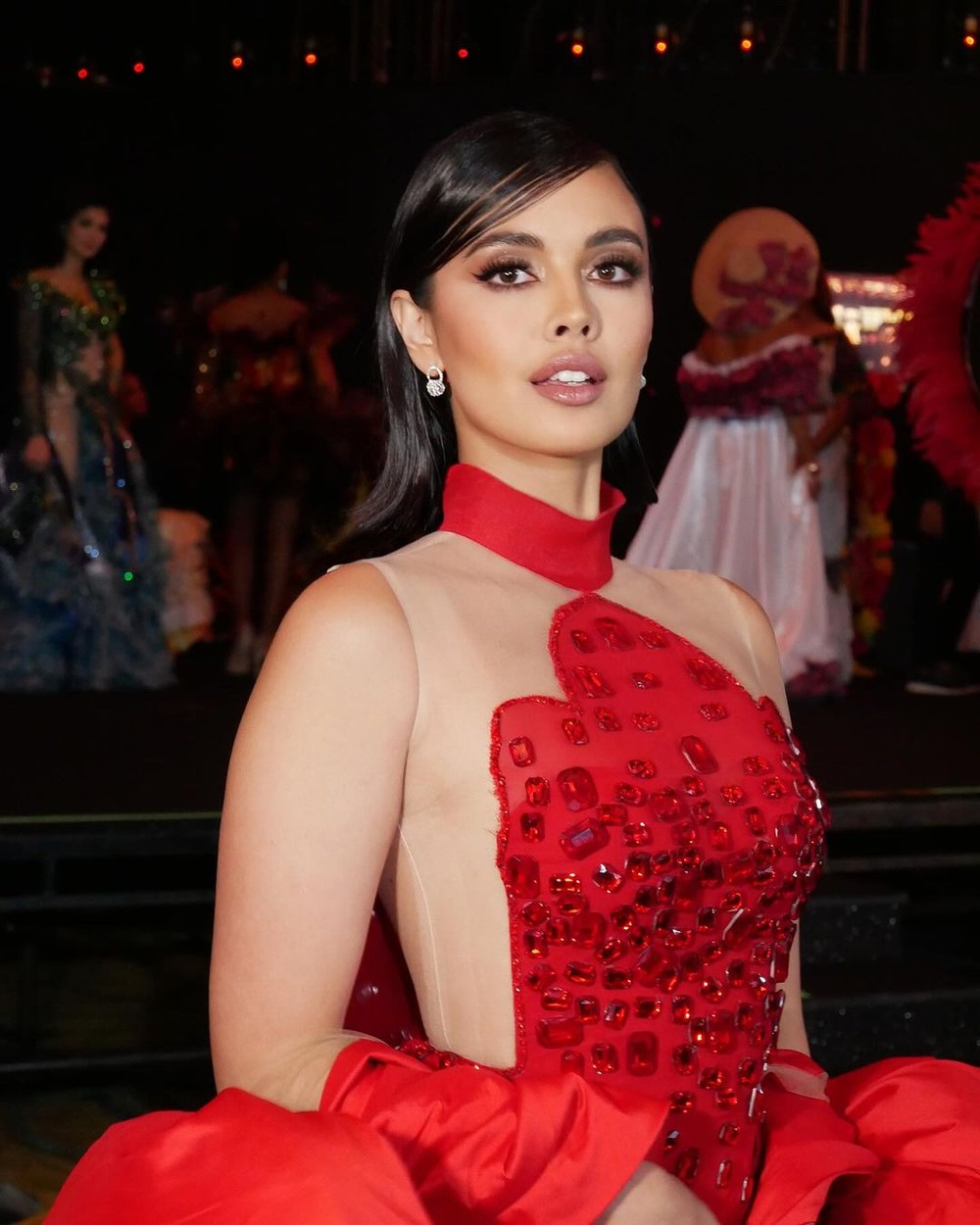 Tân Hoa hậu thế giới 2025 chơi hệ tâm linh, "xào lại" bí kíp đăng quang của 2 Miss World tiền nhiệm- Ảnh 9. Tân Hoa hậu thế giới 2025 chơi hệ tâm linh, "xào lại" bí kíp đăng quang của 2 Miss World tiền nhiệm- Ảnh 9.