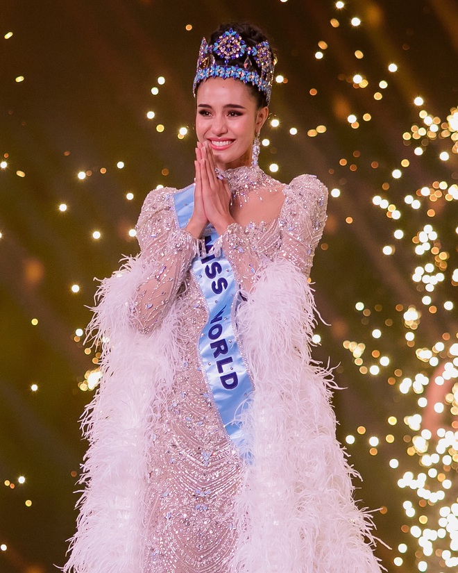 Tân Hoa hậu thế giới 2025 chơi hệ tâm linh, "xào lại" bí kíp đăng quang của 2 Miss World tiền nhiệm- Ảnh 2. Tân Hoa hậu thế giới 2025 chơi hệ tâm linh, "xào lại" bí kíp đăng quang của 2 Miss World tiền nhiệm- Ảnh 2.