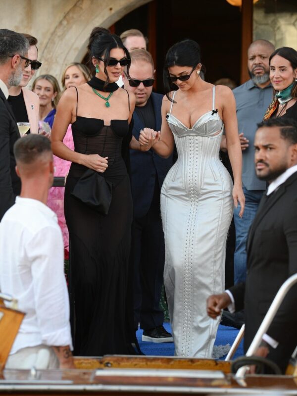 Tiệc chính đám cưới tỷ phú: Kylie Jenner ngồi không cũng bị chỉ trích 1 Tiệc chính đám cưới tỷ phú: Kylie Jenner ngồi không cũng bị chỉ trích tiec chinh dam cuoi ty phu kylie jenner ngoi khong cung bi chi trich