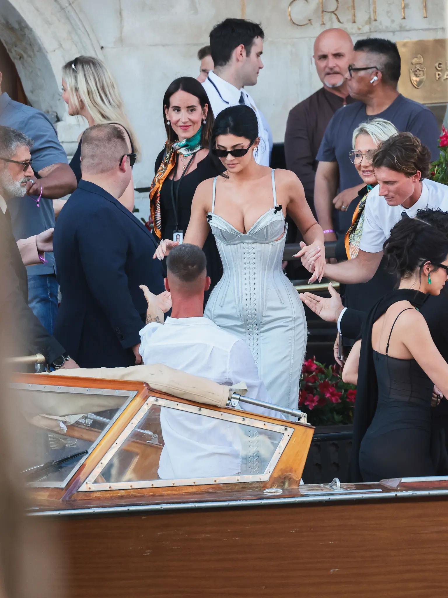 Tiệc chính đám cưới tỷ phú: Kylie Jenner ngồi không cũng bị chỉ trích- Ảnh 2. Tiệc chính đám cưới tỷ phú: Kylie Jenner ngồi không cũng bị chỉ trích- Ảnh 2.