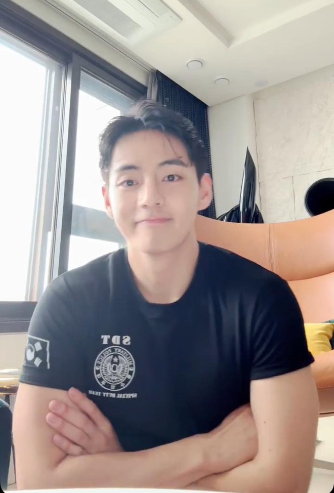 V (BTS) dậy từ 5h sáng làm 1 điều khó tin: 18 tháng nhập ngũ đổi lại thứ khiến cả thế giới sửng sốt- Ảnh 4. V (BTS) dậy từ 5h sáng làm 1 điều khó tin: 18 tháng nhập ngũ đổi lại thứ khiến cả thế giới sửng sốt- Ảnh 4.