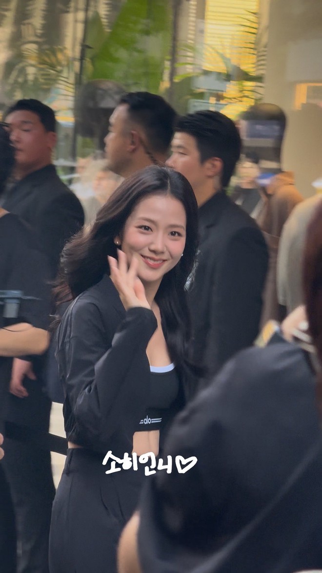 Dàn cực phẩm 1% Kpop đồng loạt diện đồ đen: Jisoo BLACKPINK và Jin BTS như nam nữ chính phim tài phiệt- Ảnh 2.