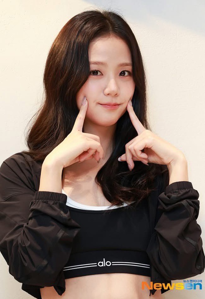 Dàn cực phẩm 1% Kpop đồng loạt diện đồ đen: Jisoo BLACKPINK và Jin BTS như nam nữ chính phim tài phiệt- Ảnh 6.