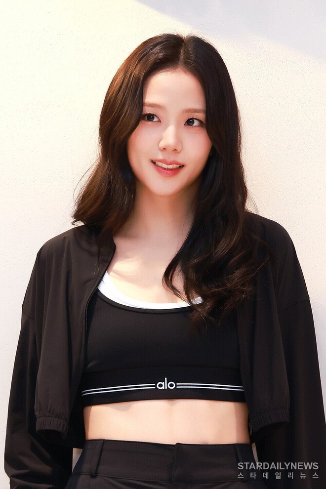 Dàn cực phẩm 1% Kpop đồng loạt diện đồ đen: Jisoo BLACKPINK và Jin BTS như nam nữ chính phim tài phiệt- Ảnh 7.
