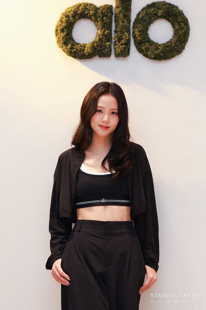 Dàn cực phẩm 1% Kpop đồng loạt diện đồ đen: Jisoo BLACKPINK và Jin BTS như nam nữ chính phim tài phiệt- Ảnh 9.