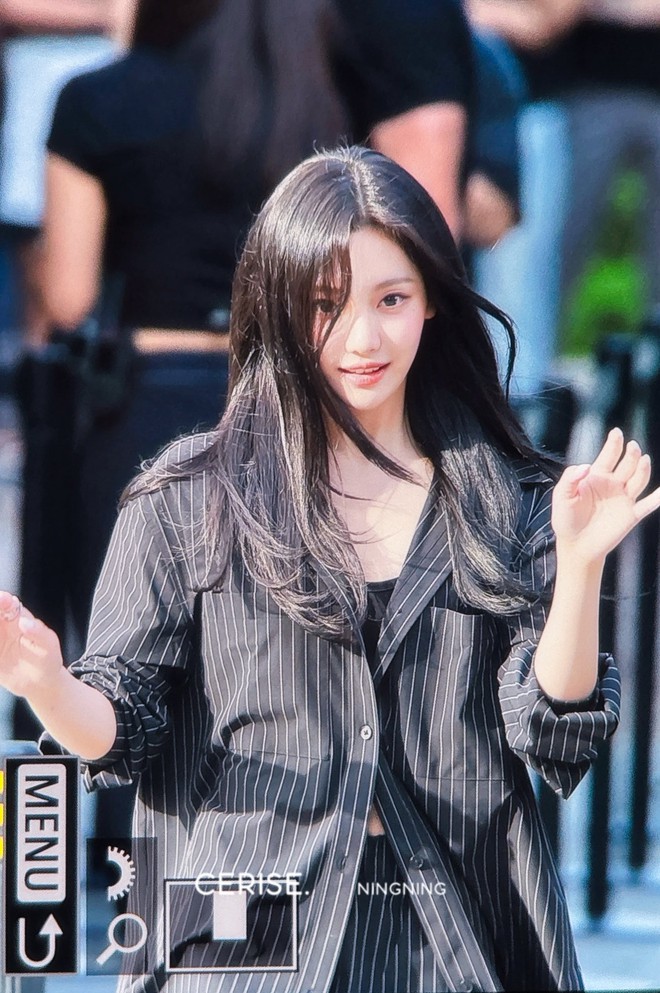 Dàn cực phẩm 1% Kpop đồng loạt diện đồ đen: Jisoo BLACKPINK và Jin BTS như nam nữ chính phim tài phiệt- Ảnh 10.