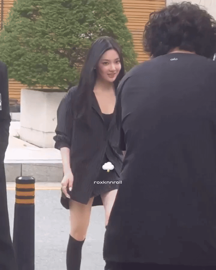 Dàn cực phẩm 1% Kpop đồng loạt diện đồ đen: Jisoo BLACKPINK và Jin BTS như nam nữ chính phim tài phiệt- Ảnh 12. Dàn cực phẩm 1% Kpop đồng loạt diện đồ đen: Jisoo BLACKPINK và Jin BTS như nam nữ chính phim tài phiệt- Ảnh 12.