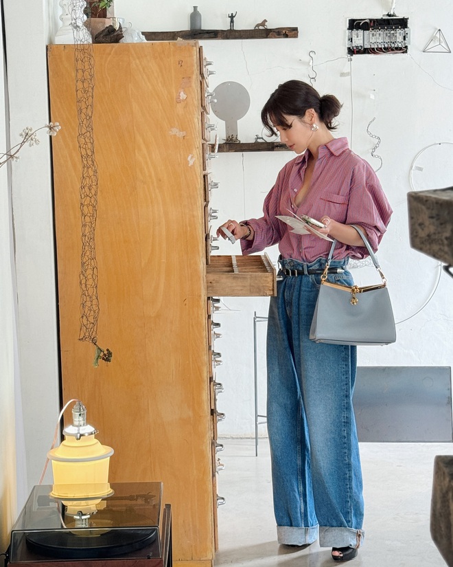 4 mẫu quần jeans không bao giờ lỗi mốt, phụ nữ trên 40 tuổi mặc là đẹp nhất- Ảnh 4.