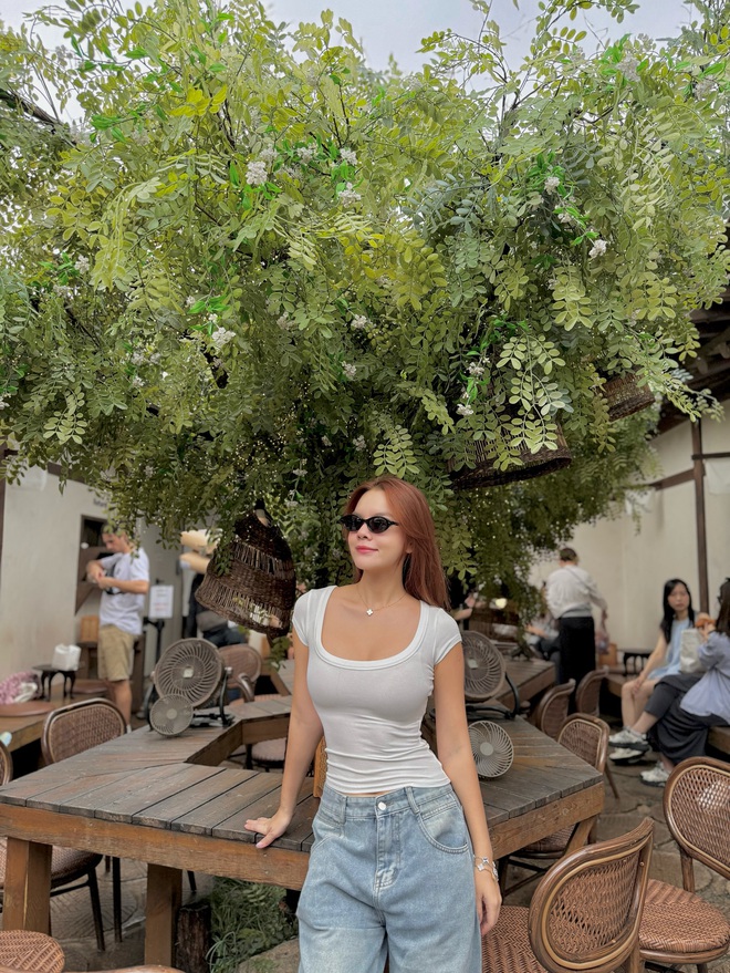 5 món thời trang được dàn sao nữ 40+ mặc thường xuyên để hack tuổi xuất sắc- Ảnh 2. 5 món thời trang được dàn sao nữ 40+ mặc thường xuyên để hack tuổi xuất sắc- Ảnh 2.