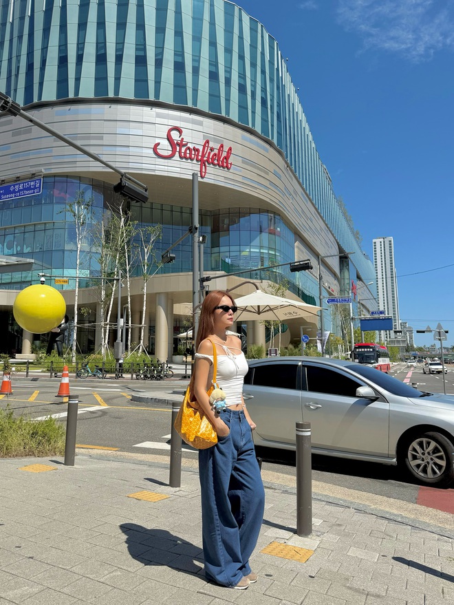 5 món thời trang được dàn sao nữ 40+ mặc thường xuyên để hack tuổi xuất sắc- Ảnh 11. 5 món thời trang được dàn sao nữ 40+ mặc thường xuyên để hack tuổi xuất sắc- Ảnh 11.