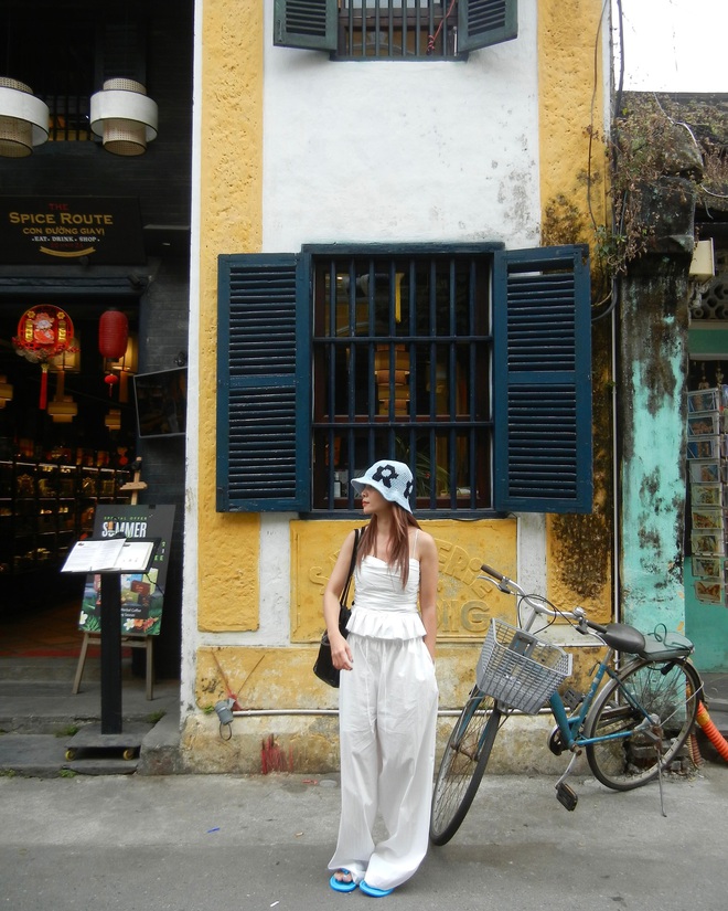 5 món thời trang được dàn sao nữ 40+ mặc thường xuyên để hack tuổi xuất sắc- Ảnh 4. 5 món thời trang được dàn sao nữ 40+ mặc thường xuyên để hack tuổi xuất sắc- Ảnh 4.