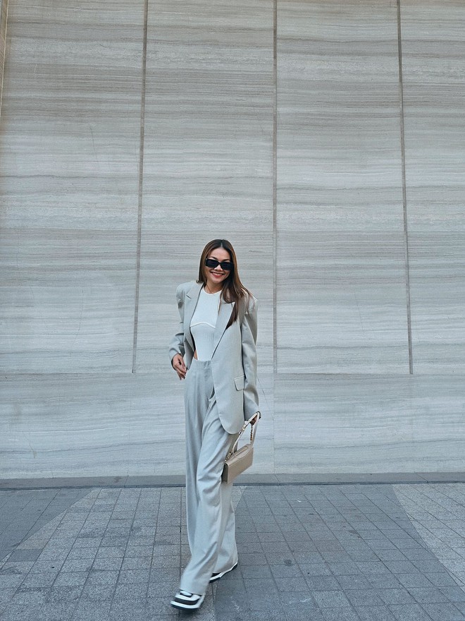 5 món thời trang được dàn sao nữ 40+ mặc thường xuyên để hack tuổi xuất sắc- Ảnh 6. 5 món thời trang được dàn sao nữ 40+ mặc thường xuyên để hack tuổi xuất sắc- Ảnh 6.