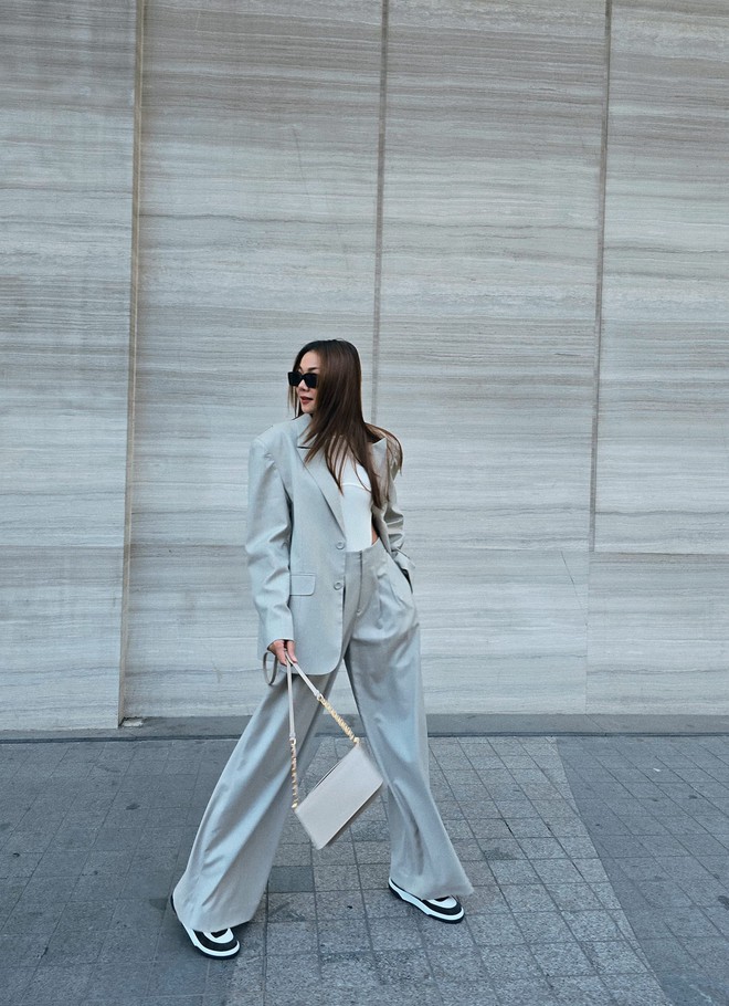 5 món thời trang được dàn sao nữ 40+ mặc thường xuyên để hack tuổi xuất sắc- Ảnh 7. 5 món thời trang được dàn sao nữ 40+ mặc thường xuyên để hack tuổi xuất sắc- Ảnh 7.