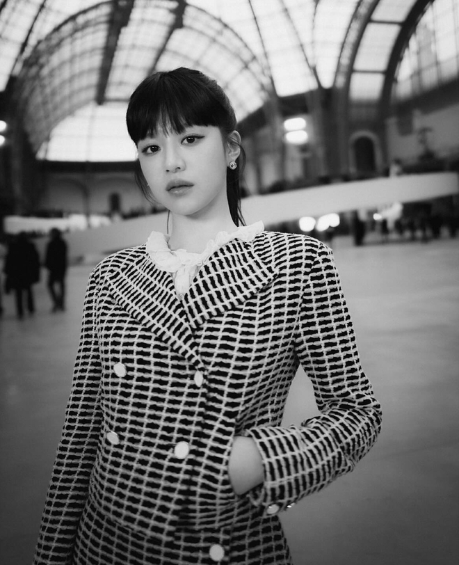 Ảnh chụp vội của sao nữ mặt kim cương: Netizen ví như 