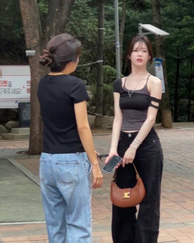 Ảnh chụp vội của sao nữ mặt kim cương: Netizen ví như 