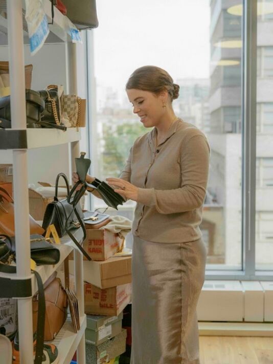 Chỉ 3 ngày sau “quả bom” của mẹ, Công chúa Eugenie tung chiến dịch phơi bày mặt tối ngành thời trang giả- Ảnh 2.