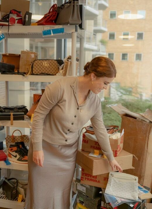 Chỉ 3 ngày sau “quả bom” của mẹ, Công chúa Eugenie tung chiến dịch phơi bày mặt tối ngành thời trang giả- Ảnh 4.