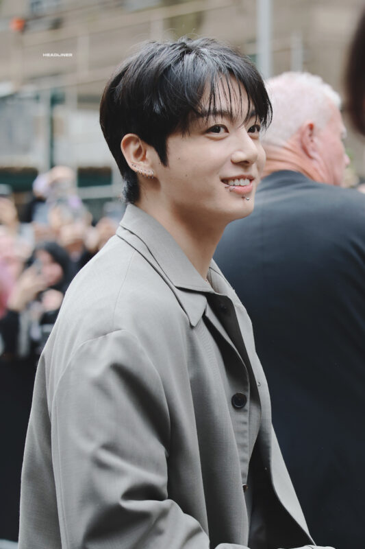 Jungkook lần đầu dự Fashion Week bảnh quá, đi giày cao gót mà vẫn nam tính cỡ này! 1 Jungkook lần đầu dự Fashion Week bảnh quá, đi giày cao gót mà vẫn nam tính cỡ này! jungkook lan dau du fashion week banh qua di giay cao got ma van nam tinh co nay