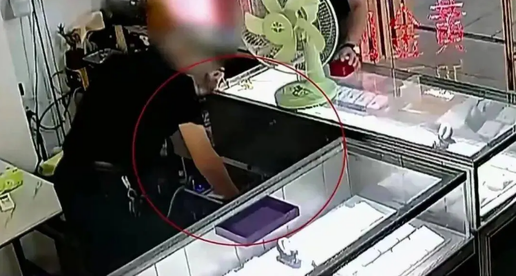 Khách mang 65,69g vàng đi bán, thấy chủ tiệm vàng cân lại chỉ được 59,12g liền báo cảnh sát, vạch trần hành vi trục lợi hơn 37 triệu đồng 1 Khách mang 65,69g vàng đi bán, thấy chủ tiệm vàng cân lại chỉ được 59,12g liền báo cảnh sát, vạch trần hành vi trục lợi hơn 37 triệu đồng khach mang 6569g vang di ban thay chu tiem vang can lai chi duoc 5912g lien bao canh sat vach tran hanh vi truc loi hon 37 trieu dong