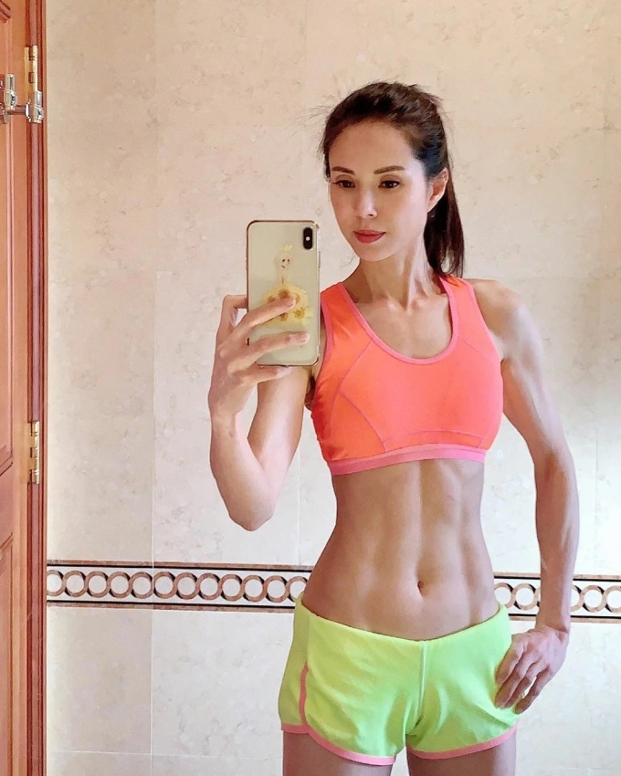 Lý Nhược Đồng cơ bụng số 11 săn chắc nổi rõ múi ở tuổi trung niên, 60 tuổi trẻ đẹp hơn 30 nhờ 1 thói quen duy trì hơn 2 thập kỷ- Ảnh 4.