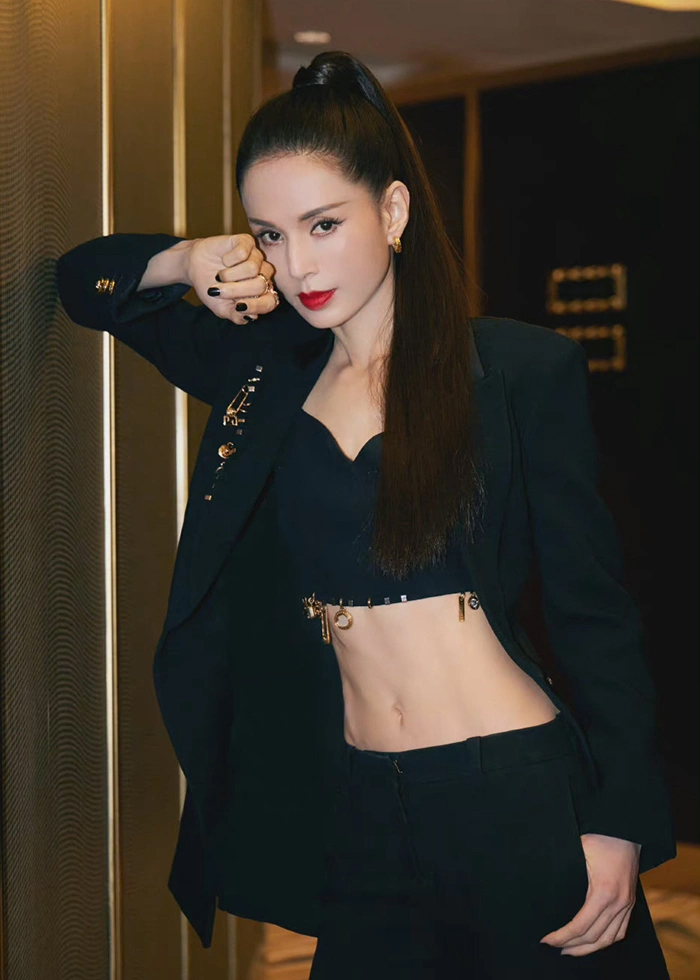 Lý Nhược Đồng cơ bụng số 11 săn chắc nổi rõ múi ở tuổi trung niên, 60 tuổi trẻ đẹp hơn 30 nhờ 1 thói quen duy trì hơn 2 thập kỷ- Ảnh 5.