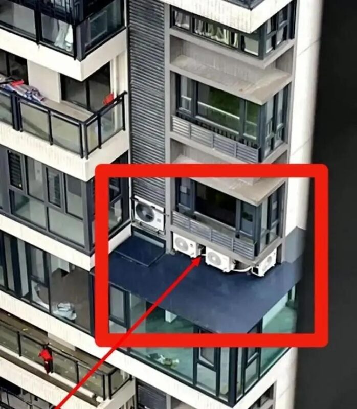 Người đàn ông đi du lịch về phát hiện hàng xóm lắp 4 cục nóng điều hoà sát nhà mình, còn tuyên bố: “Ông dám tháo ra tôi sẽ làm ầm lên” nguoi dan ong di du lich ve phat hien hang xom lap 4 cuc nong dieu hoa sat nha minh con tuyen bo ong dam thao ra toi se lam am len