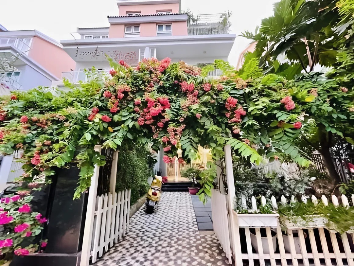 Nữ diễn viên Mưa Đỏ: Trong phim đau khổ khóc cạn nước mắt, ngoài đời sống chill với cơ ngơi 4 tầng phủ kín hoa!- Ảnh 4. Nữ diễn viên Mưa Đỏ: Trong phim đau khổ khóc cạn nước mắt, ngoài đời sống chill với cơ ngơi 4 tầng phủ kín hoa!- Ảnh 4.