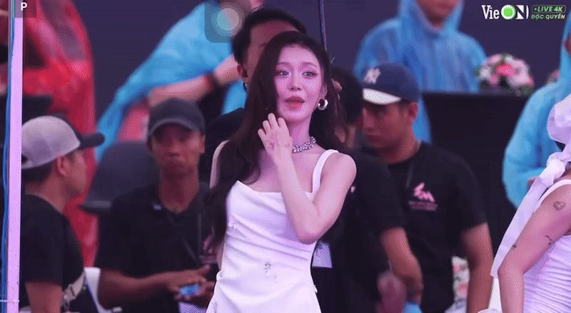 "Nữ thần màn LED" khiến cả triệu người mê mẩn: Hóa ra là mỹ nhân eo nhỏ nhất Vbiz- Ảnh 3. "Nữ thần màn LED" khiến cả triệu người mê mẩn: Hóa ra là mỹ nhân eo nhỏ nhất Vbiz- Ảnh 3.