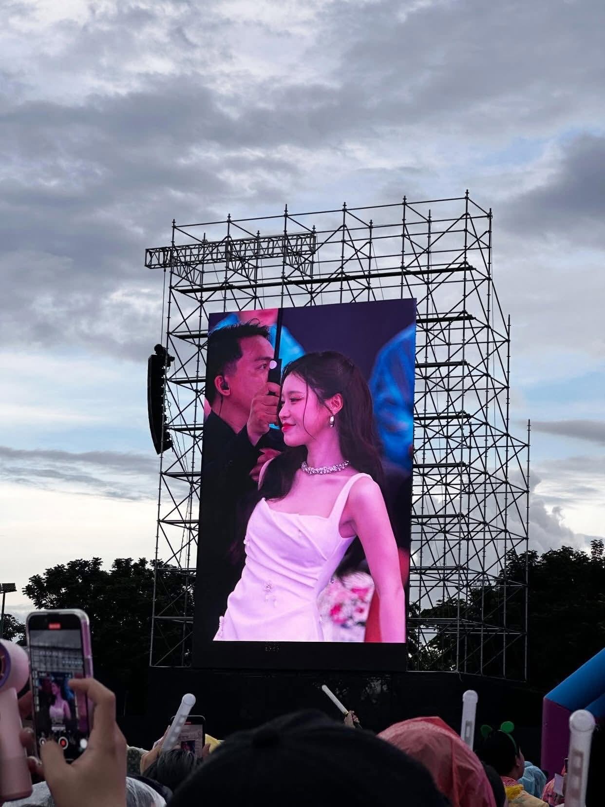 "Nữ thần màn LED" khiến cả triệu người mê mẩn: Hóa ra là mỹ nhân eo nhỏ nhất Vbiz- Ảnh 4. "Nữ thần màn LED" khiến cả triệu người mê mẩn: Hóa ra là mỹ nhân eo nhỏ nhất Vbiz- Ảnh 4.