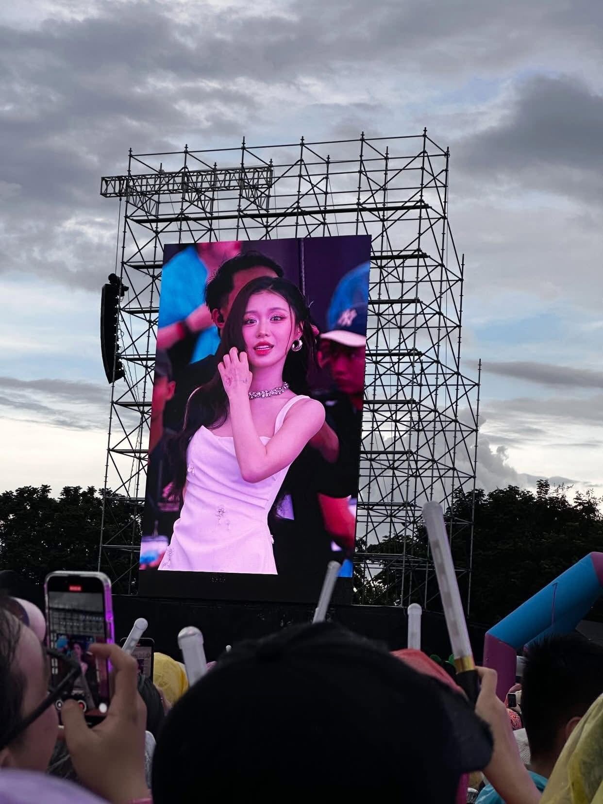 "Nữ thần màn LED" khiến cả triệu người mê mẩn: Hóa ra là mỹ nhân eo nhỏ nhất Vbiz- Ảnh 5. "Nữ thần màn LED" khiến cả triệu người mê mẩn: Hóa ra là mỹ nhân eo nhỏ nhất Vbiz- Ảnh 5.